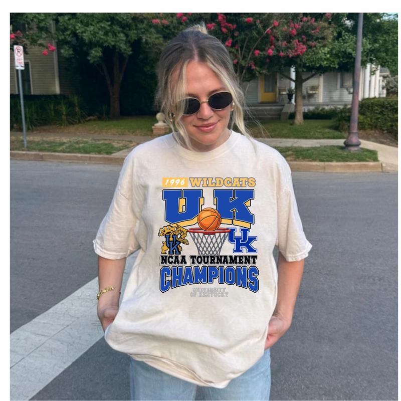 Vintage 1996 University of Kentucky Wildcats Tournament Champs NCAA Graphics Menswear Streetwear Tshirt Casual football fan Crewneck Round Neck