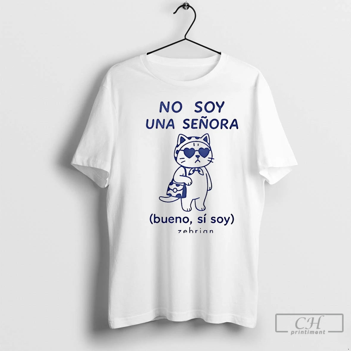 Classic Cat No Soy Una Senora Bueno Si Soy Zebrian Christmas T-Shirts, Hoodie, Sweatshirt | HypeCrazeTee.com
