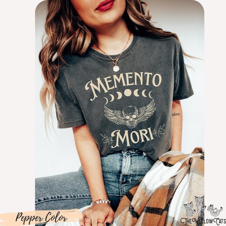 Crescent City Memento Mori SJM  T-Shirt offiziell LIZENZ Sarah J. Maas SJM Merch Lunathion Haus der Erde und des Blutes...