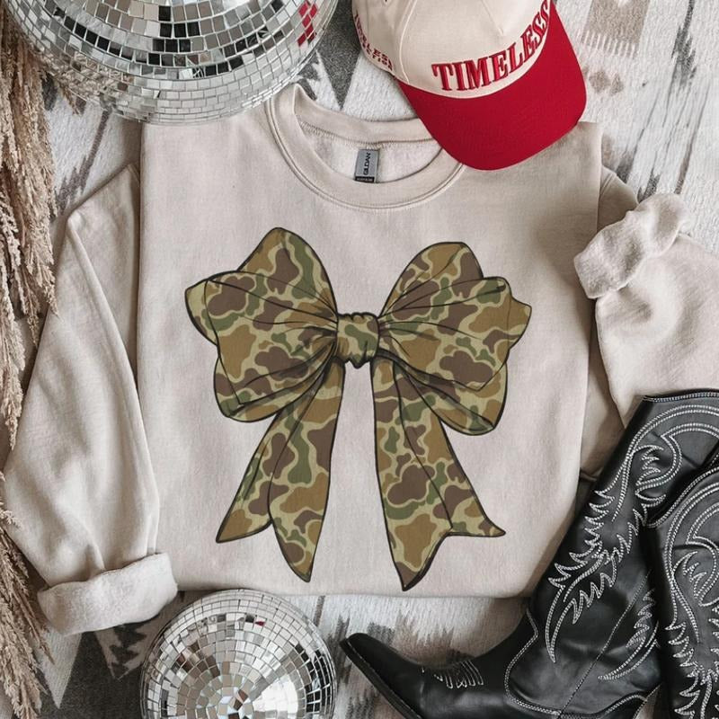 Duck Camo Bow Graphic Sweatshirt, Crewneck Sweatshirt cowgirl outfits clothes, western clothing, western outfit women...