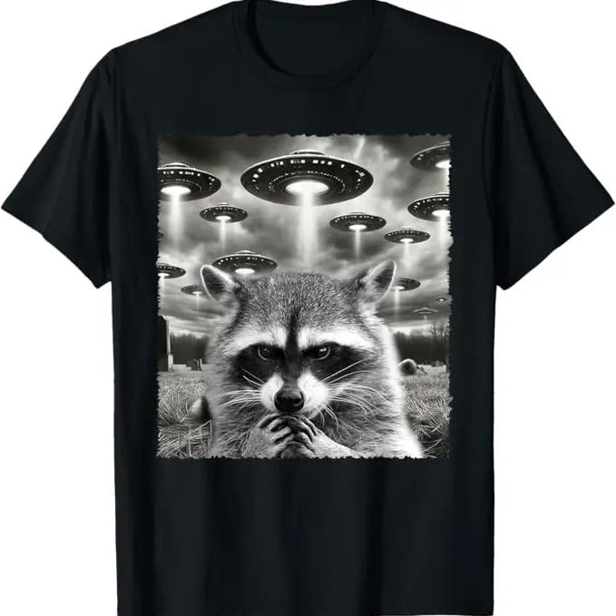 Funny Raccoon Shirt, Selfie With UFO Distressed Arts Raccoons UFOs Aliens T-Shirt For Men