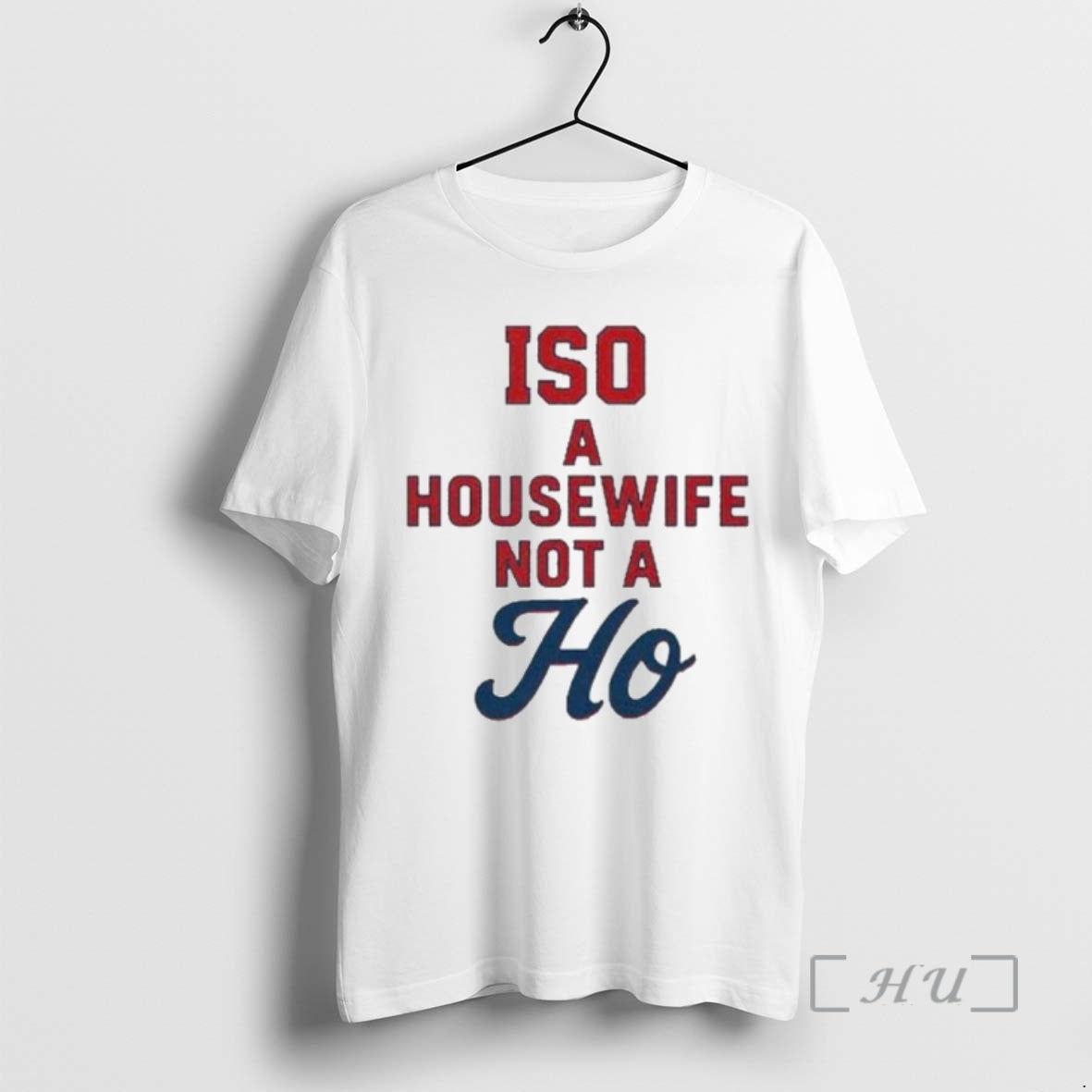 Officials Iso A Housewife Not A Ho Ornaments T-Shirts, Hoodie, Sweatshirt | HypeCrazeTee.com