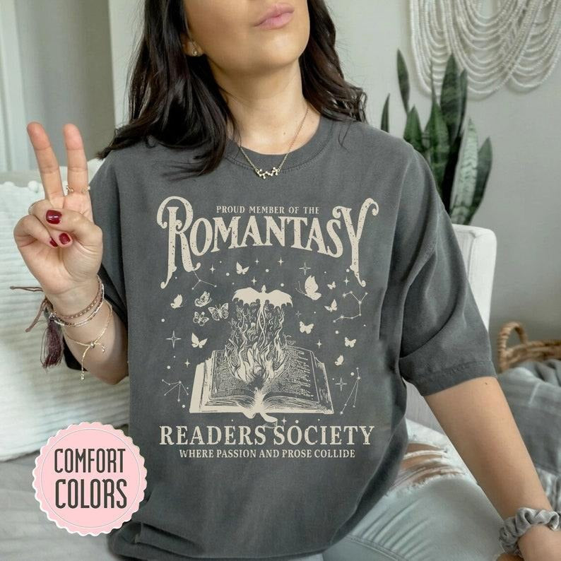 Romantasy T-Shirt-Vintage Reading Tee for Romance Readers Book Lovers, Perfect Gift for Bookworms & Bibliophiles,Girly...