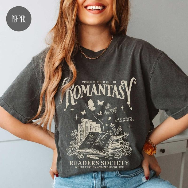 Romantasy T-Shirt for Romance Reader and Book Lover Vintage Reading Shirt Gift for Bookworm and Bibliophiles Girly...
