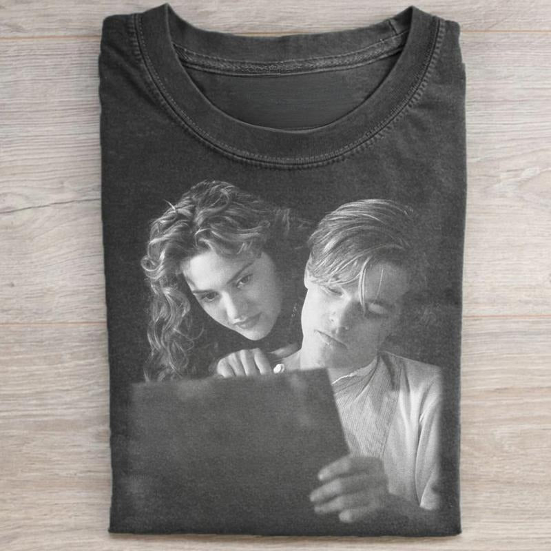 Vintage Titanic Movie Drawing Scene Graphic Tee - Jack & Rose - Iconic Movie Scene Shirt - Leonardo DiCaprio