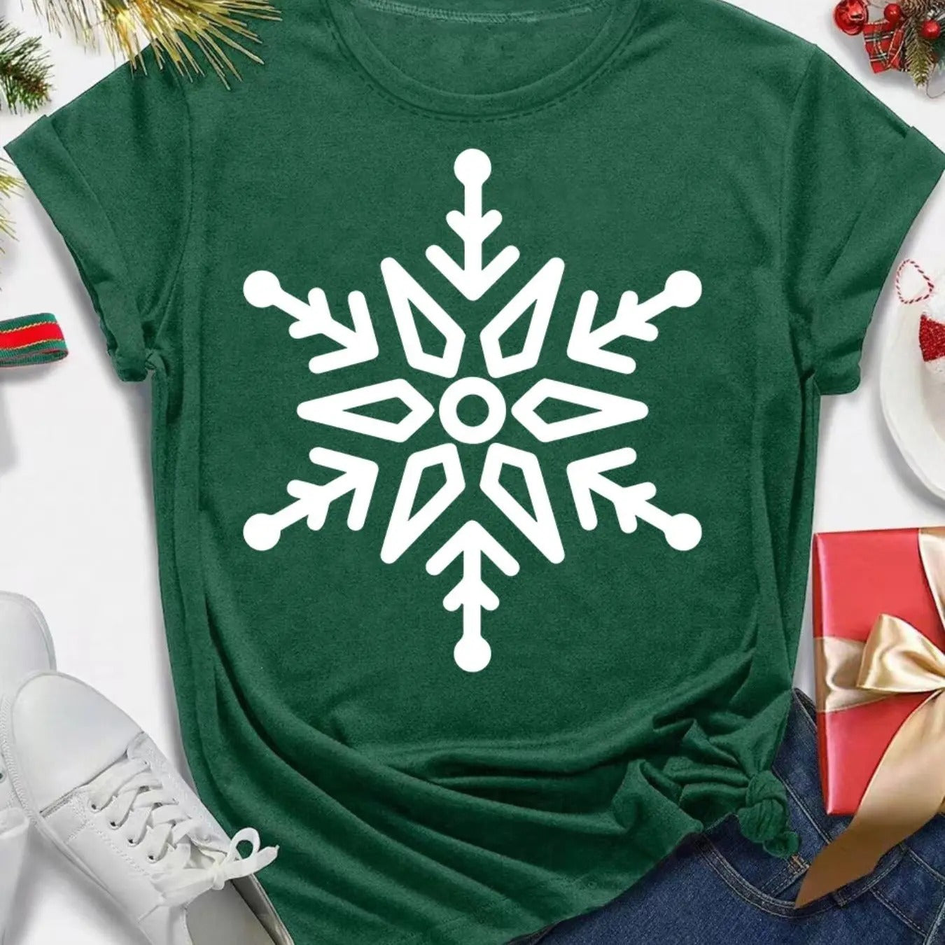 Women's Christmas Snowflake Print Round Neck Tee, Casual Short Sleeve Crew Neck T-shirt for All Seasons, Fashion Women's...