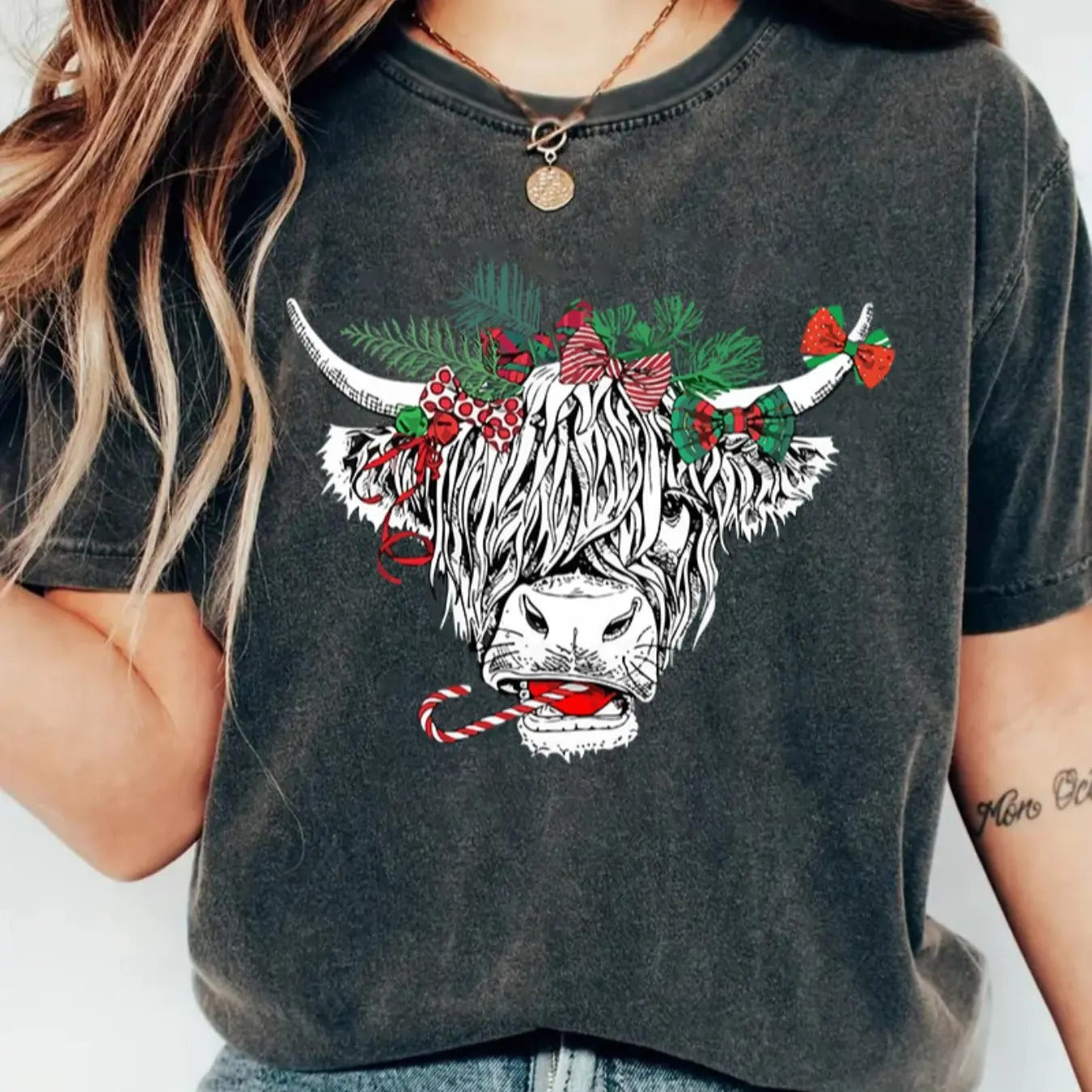 Women's Christmas Themed Highland Cow Print Round Neck Tee, Casual Graphic Short Sleeve T-shirt for Daily Wear, Ladies...