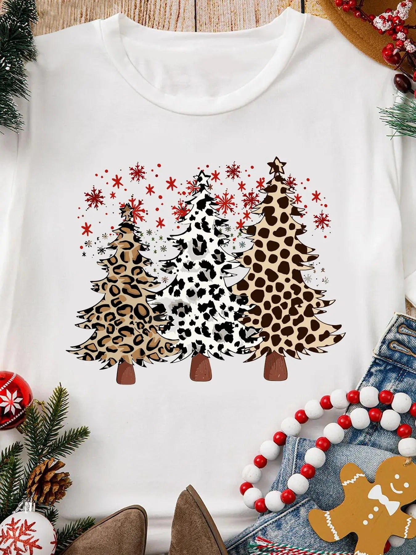 Women's Christmas Tree & Leopard-Print Round Neck Graphic Tee, Casual Letter Print Short Sleeve T-shirt for Daily Wear,...