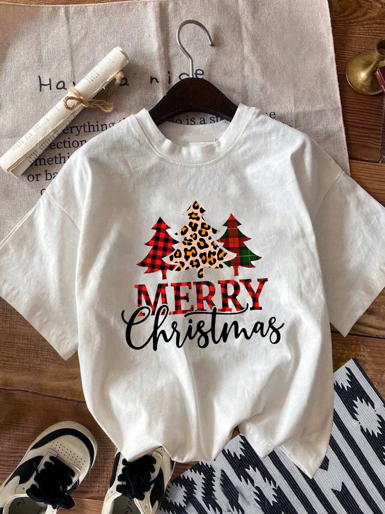 Women's Christmas Tree & Letter Print Round Neck Tee, Casual Crew Neck Short Sleeve T-shirt for Spring & Fall, Fashion...