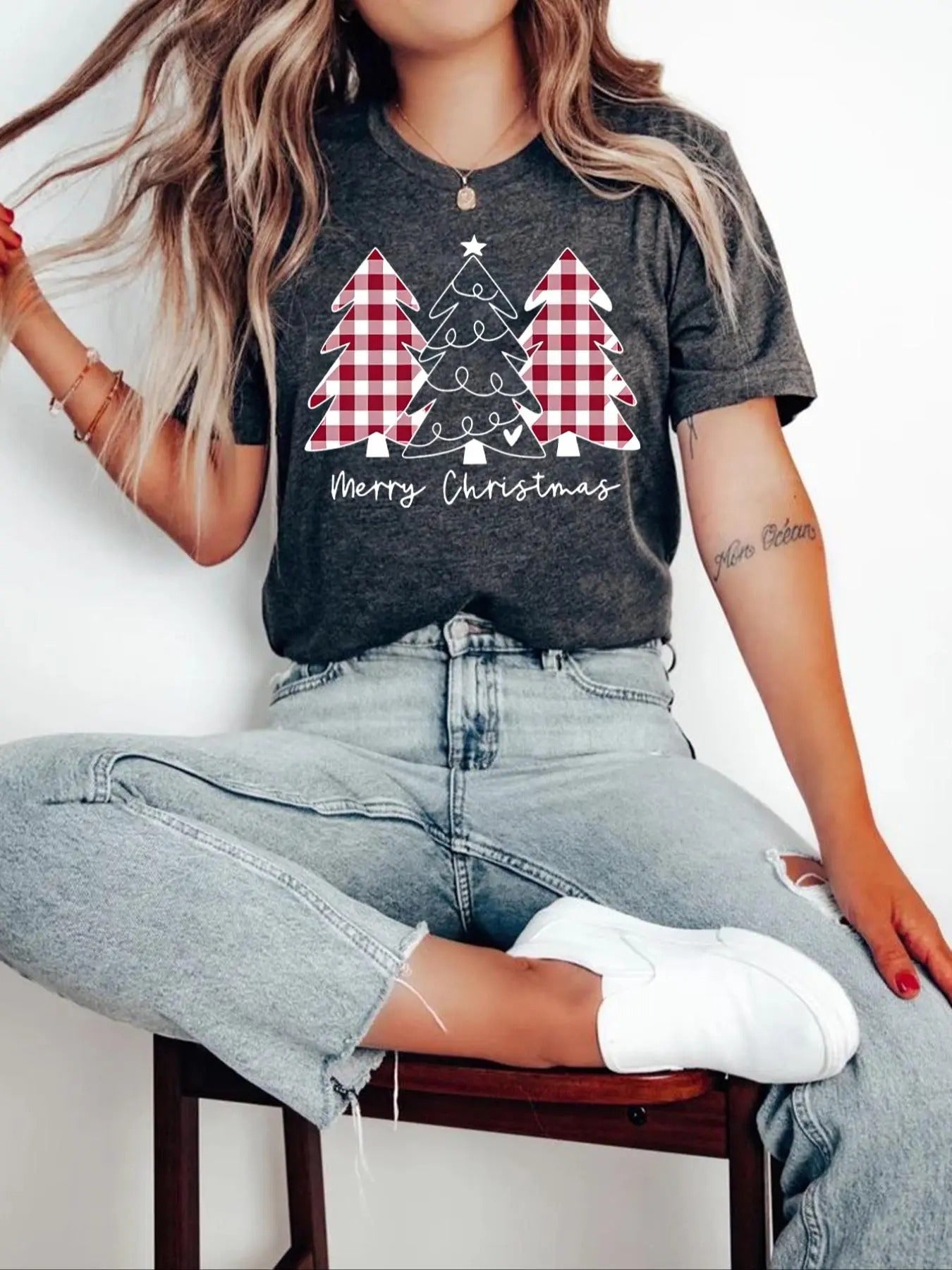 Women's Christmas Tree & Letter Print Round Neck Tee, Casual Short Sleeve Crew Neck T-shirt for All Seasons, Fashion...