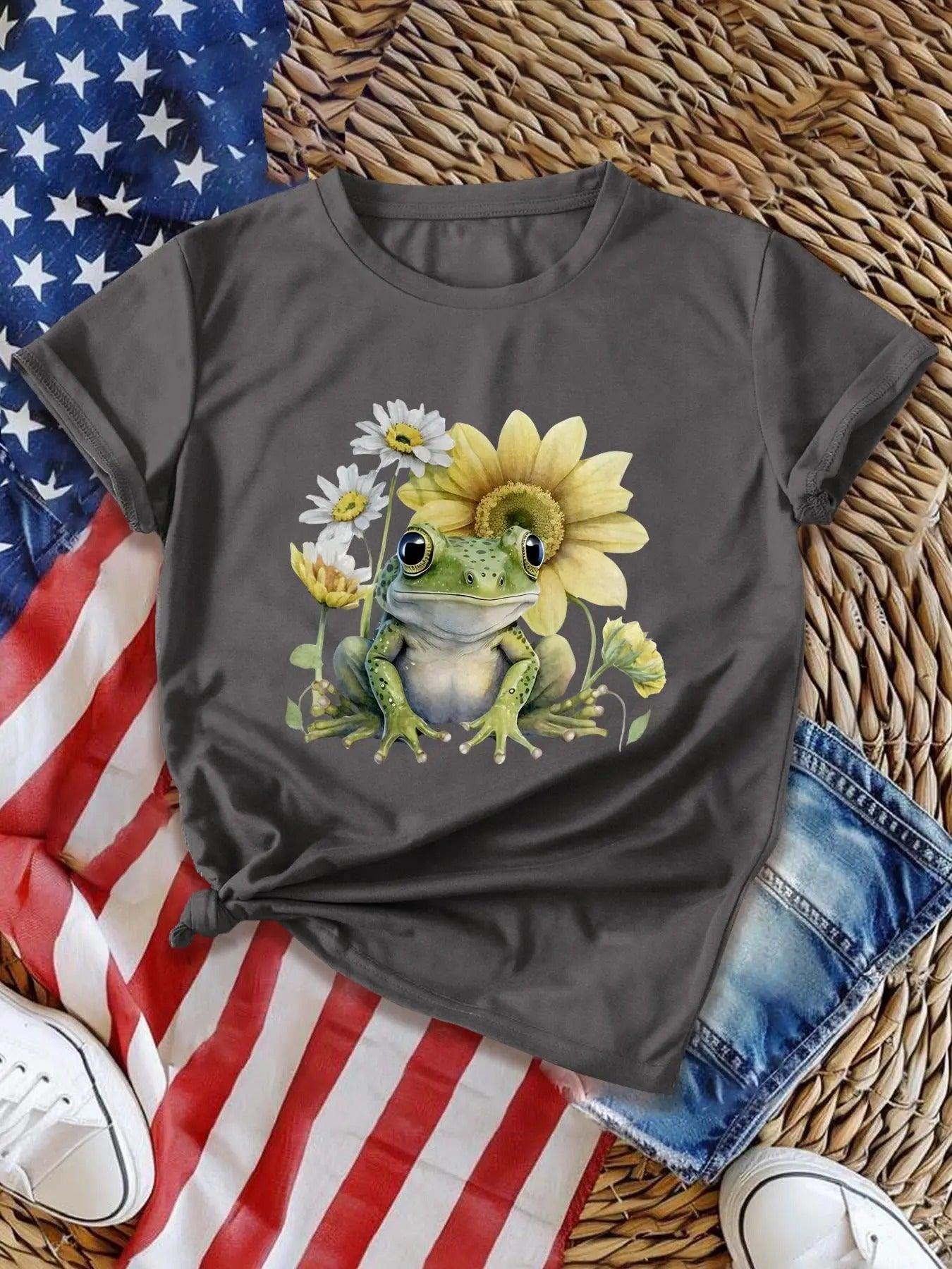 Women's Frog & Floral Print Round Neck Tee, Casual Crew Neck Short Sleeve T-Shirt for Summer, Women's Top for Daily Wear...